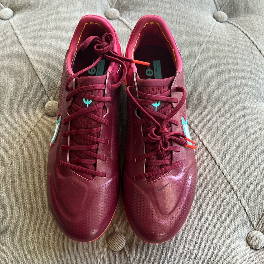 Brand new women’s soccer cleats leather upper for soft ground